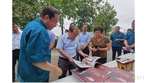 山東木門生產(chǎn)廠家金馬首迎來德州市常委、常務(wù)副市長檢查指導(dǎo)工作
