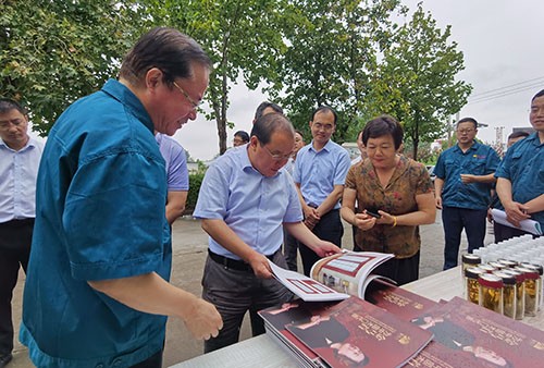 德州市委常委、常務(wù)副市長(zhǎng)劉長(zhǎng)民來(lái)山東木門生產(chǎn)廠家金馬首檢查指導(dǎo)工作