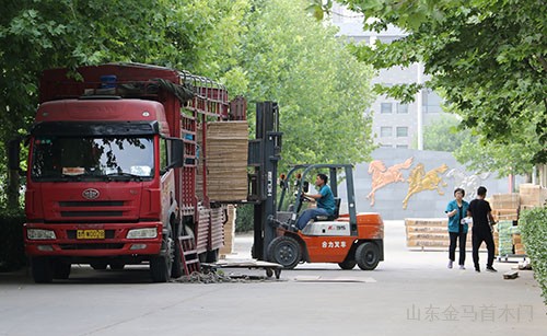 原山集團產(chǎn)品裝車中-金馬首木門